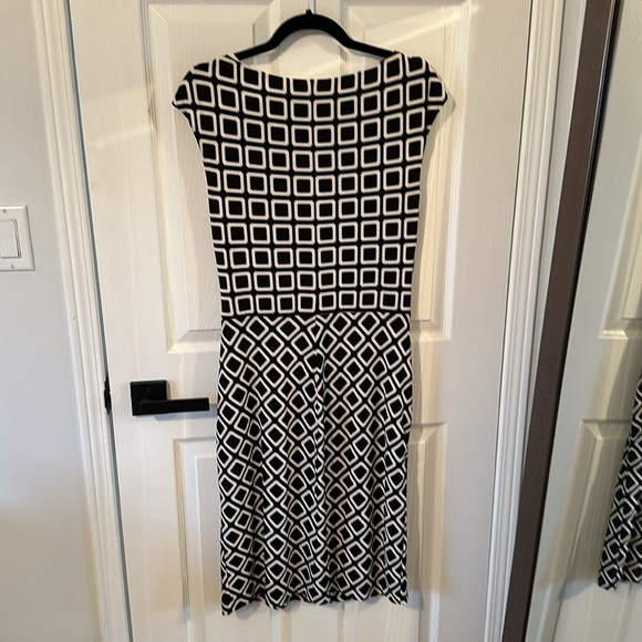 Ralph Lauren sleeveless with notch at waistline - Picture 4 of 4